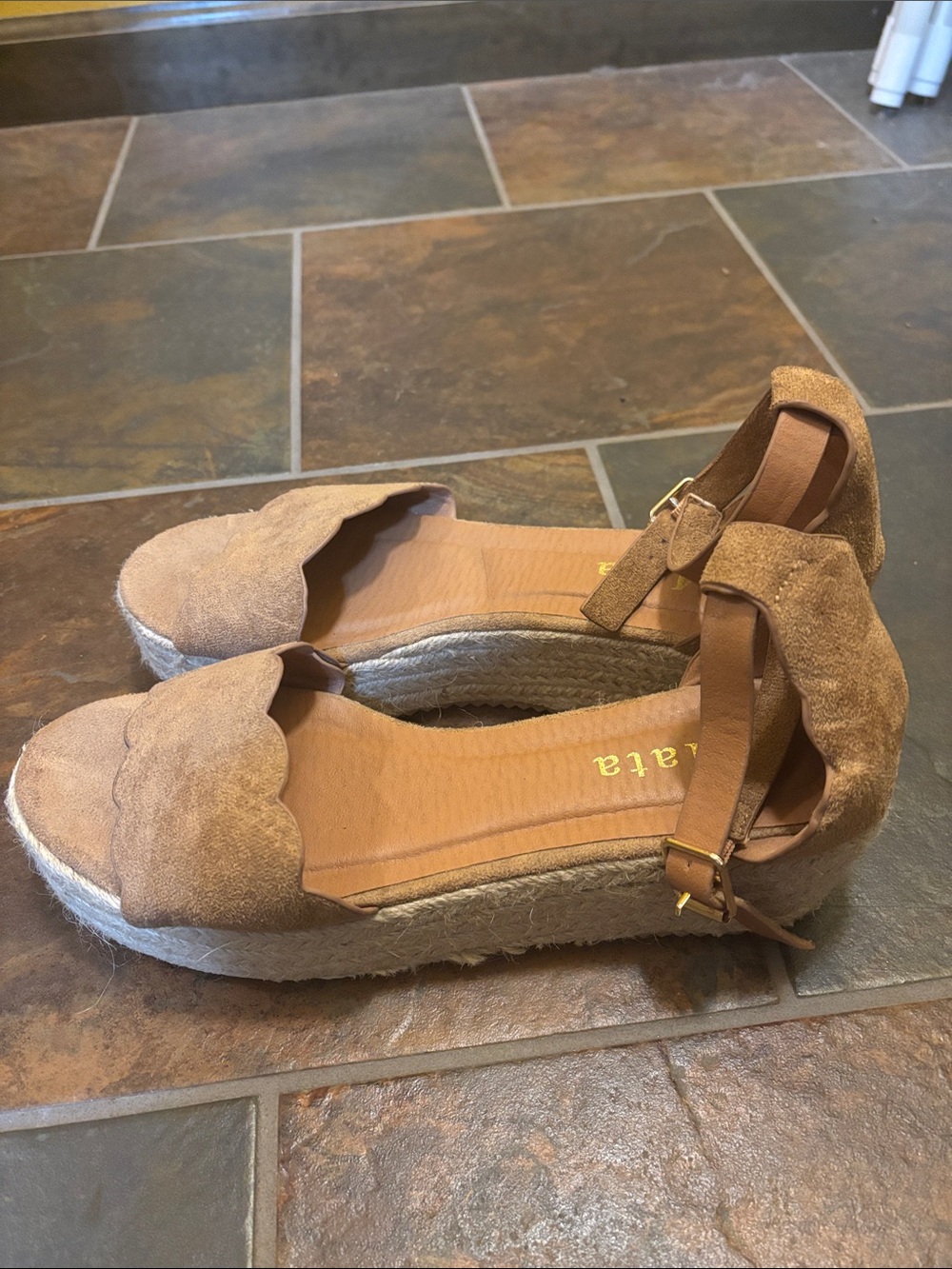Women’s Scalloped Suede Espadrille Wedge in Tan